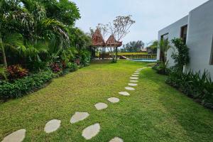 Villa DiYara Ubud - 6000 Sq Ft Private Villa - Stunning Rice field View - Big pool & garden