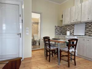 Chrisoulas Apartment 2