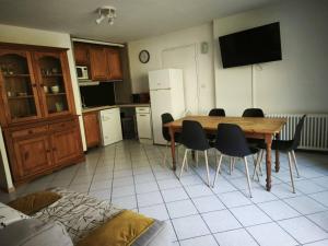 Appartements Charmant Chalet Montagne avec Parking, Proche Navettes - FR-1-812-111 : photos des chambres