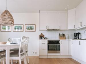 Golfinspirerat boende med cyklar, pool och tennisbana