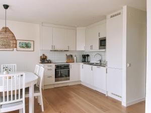 Golfinspirerat boende med cyklar, pool och tennisbana