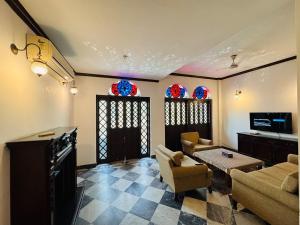 Forest Lane 1000 sq ft monuments view apartment