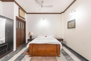 Forest Lane 1000 sq ft monuments view apartment