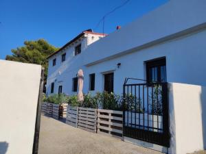 Relaxing house overlooking beautiful City of Arts