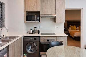 Central Modern 2 Bedroom Apartment Wifi Netflix