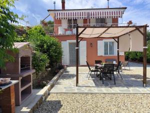 La casa di Giada, appartamento a piano terra in villetta con aria condizionata, wi-fi e parcheggio gratuito