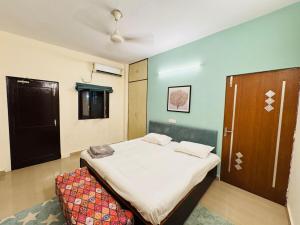 2-BR 1000 sq ft apartment near Max Hospital Saket