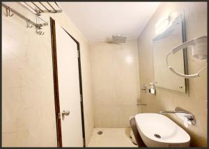 HOTEL LUXUARY SARK RESIDENCY Near Kashi Vishwanath Temple - Air Conditioned hotel at Prime Location -BEST Hotel