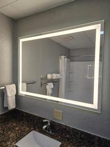 Deluxe King Room - Non-Smoking room in Best Western Plus Pioneer Inn & Suites