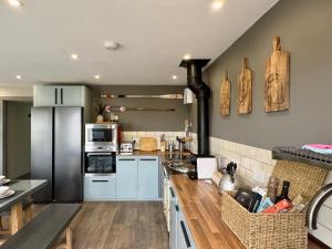 Uno Moor Side - 4 Bed, 2 Bath, Garden, sleeps 8 - Parking