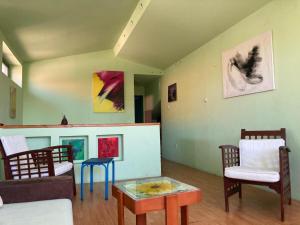 Artists Inn, large 2 bed duplex apartment, parking