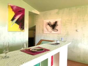 Artists Inn, large 2 bed duplex apartment, parking