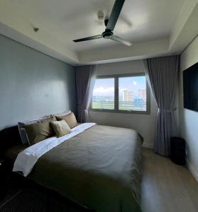 Modern 1BR Executive Suite l Best City View of BGC l The Residences BCCT