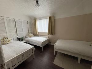 Entire home 7 beds - 1 minute walk to Anfield Stadium!