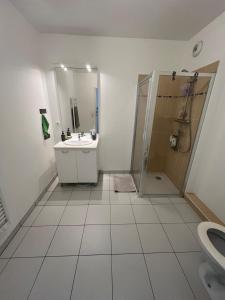 Nice 2P quiet, tram, convenient