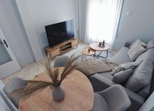 Seren Studio near Victoria Metro-Earthy Tones & Comfort