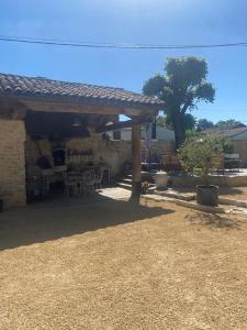Maisons d'hotes GITE DU ROY D'AMONT Plaine de l'Ain, Parking, Local velo et table d'hotes : photos des chambres