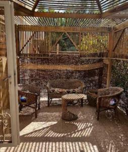 2BR Townhouse,Bath, TV, Backyard (1038)