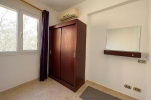 2BR Townhouse,Bath, TV, Backyard (1038)