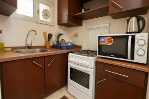 2BR Townhouse,Bath, TV, Backyard (1038)