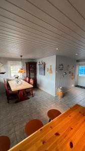Idyllic cabin at the seafront in Sveggen
