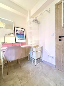 A Tiny Bright Space - Shared home with 3 cats