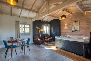 Chalets gite&spa privatif -le bois de la pause- : photos des chambres