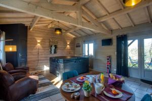Chalets gite&spa privatif -le bois de la pause- : photos des chambres