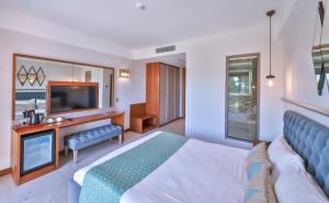 Deluxe Double Room with Side Sea View room in Molino Hotel
