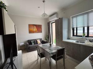 Cosy 2 Bedroom Penthouse with Terraces & seaview