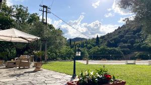 Giardino sul Fiume a 10 min da Piazza del Popolo con parcheggio privato e giardino vista fiume