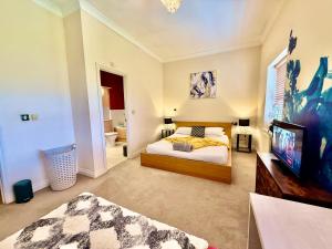 5 Bedroom House - DISC0UNTS - Pool Table, Parking, Contractors, Group, Family