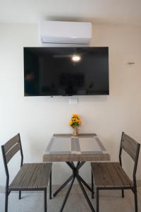 Quaint! Ample 4 BR 4Bathroom, Pool, Wifi, one block from Park Alemán