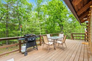 Mallard Creek Cabin - Firepit - Kitchenette - Large Deck - Gas Grill