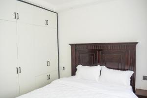 comfort three bedroom apartment with servant quarter, gym ,children play area ,rooftop football pitch, coffee house, restaurants, garden and amazing scenic views in kileleshwa