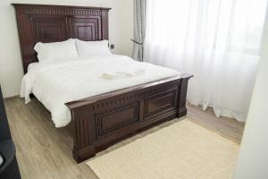 comfort three bedroom apartment with servant quarter, gym ,children play area ,rooftop football pitch, coffee house, restaurants, garden and amazing scenic views in kileleshwa