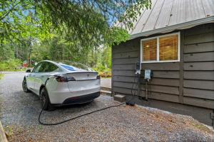 Riverfront Luxury Cabin-Hot Tub-EV-Deluxe Kitchen