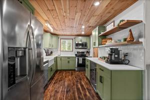 Riverfront Luxury Cabin-Hot Tub-EV-Deluxe Kitchen