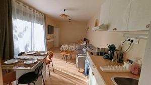 Maisons de vacances Studio climatise-terrasse-Netflix-jardin a 10 min de Cassis : photos des chambres