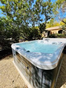 B&B / Chambres d'hotes Authentique bergerie en pierre avec jacuzzi piscine et massages La grange des amoureux : photos des chambres