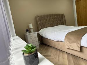 Luxurious 3 bedrooms flat near New Cross,Wolverhampton No Parties or events