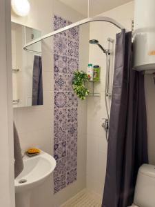 Cozy Apartment with Self Check-in & Free Parking