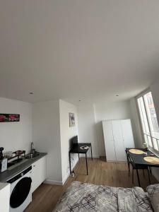 Cosy neuf avec vue sur la place