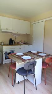 Maisons de vacances Studio climatise-terrasse-Netflix-jardin a 10 min de Cassis : photos des chambres