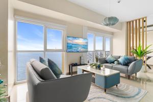 Luxury 1 2 & 3BR Manila Bay Sunset View Condo ,Near Okada, MOA & Airport , Free Parking