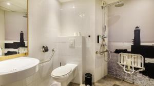 Hotels Campanile PRIME - Nice Airport : 2 Chambres Communicantes Standard - 1 Lit Queen-Size et 2 Lits Simples