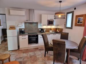 Appartements Superbe T2 dans le quartier des peintres, au calme, tout confort, a deux pas des plages, clim et wifi : photos des chambres
