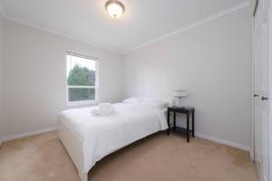 Surrey Family Home w Patio & Garden – 3BR 2BA