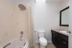 Surrey Family Home w Patio & Garden – 3BR 2BA