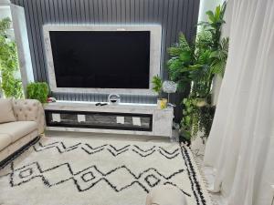 SLUXE Properties 4mins to Etihad Stadium and Coop live